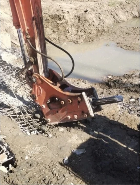 Excavadora con implementos